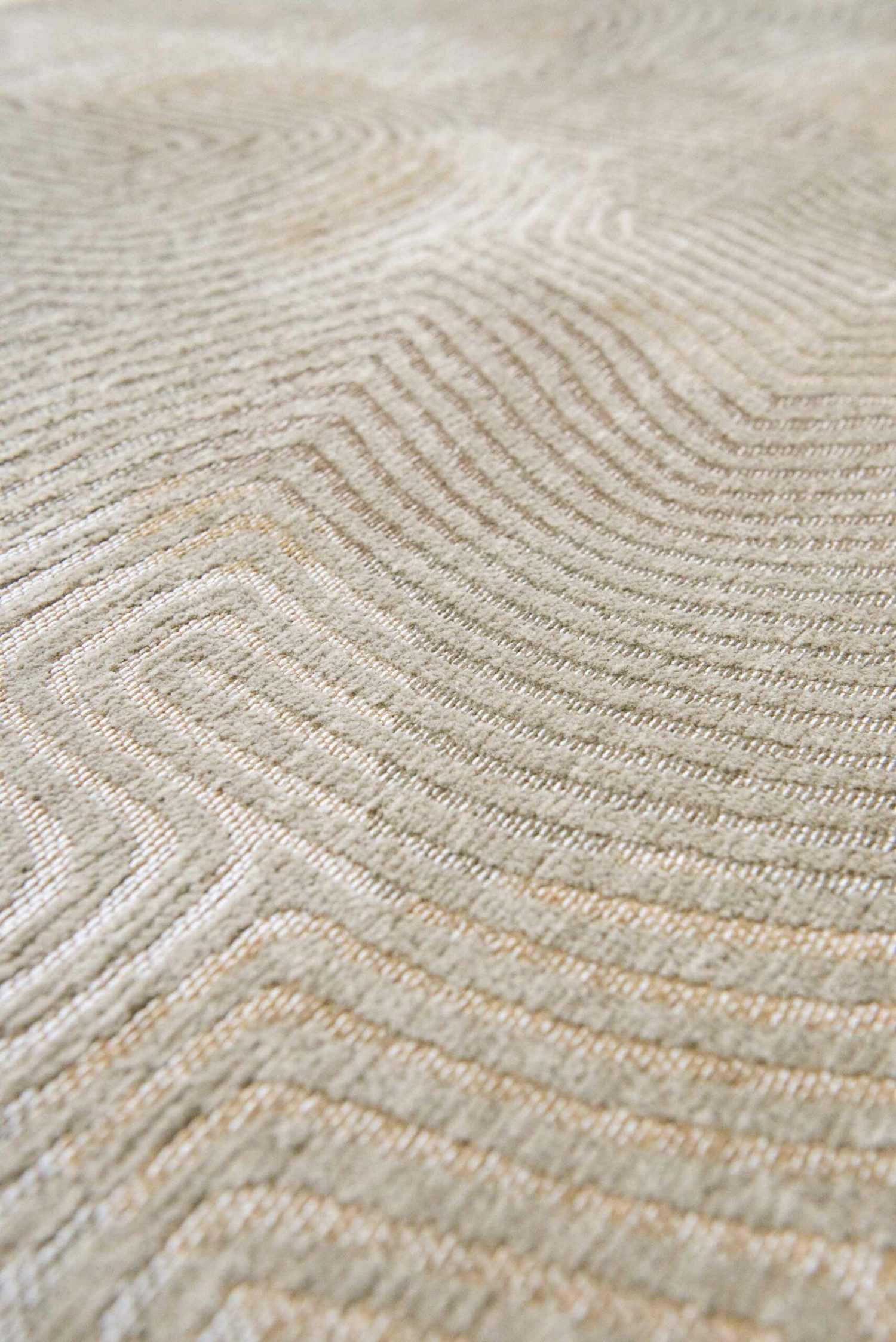 This coral inspired rug features streaks of shades in a sophisticated range of colours.