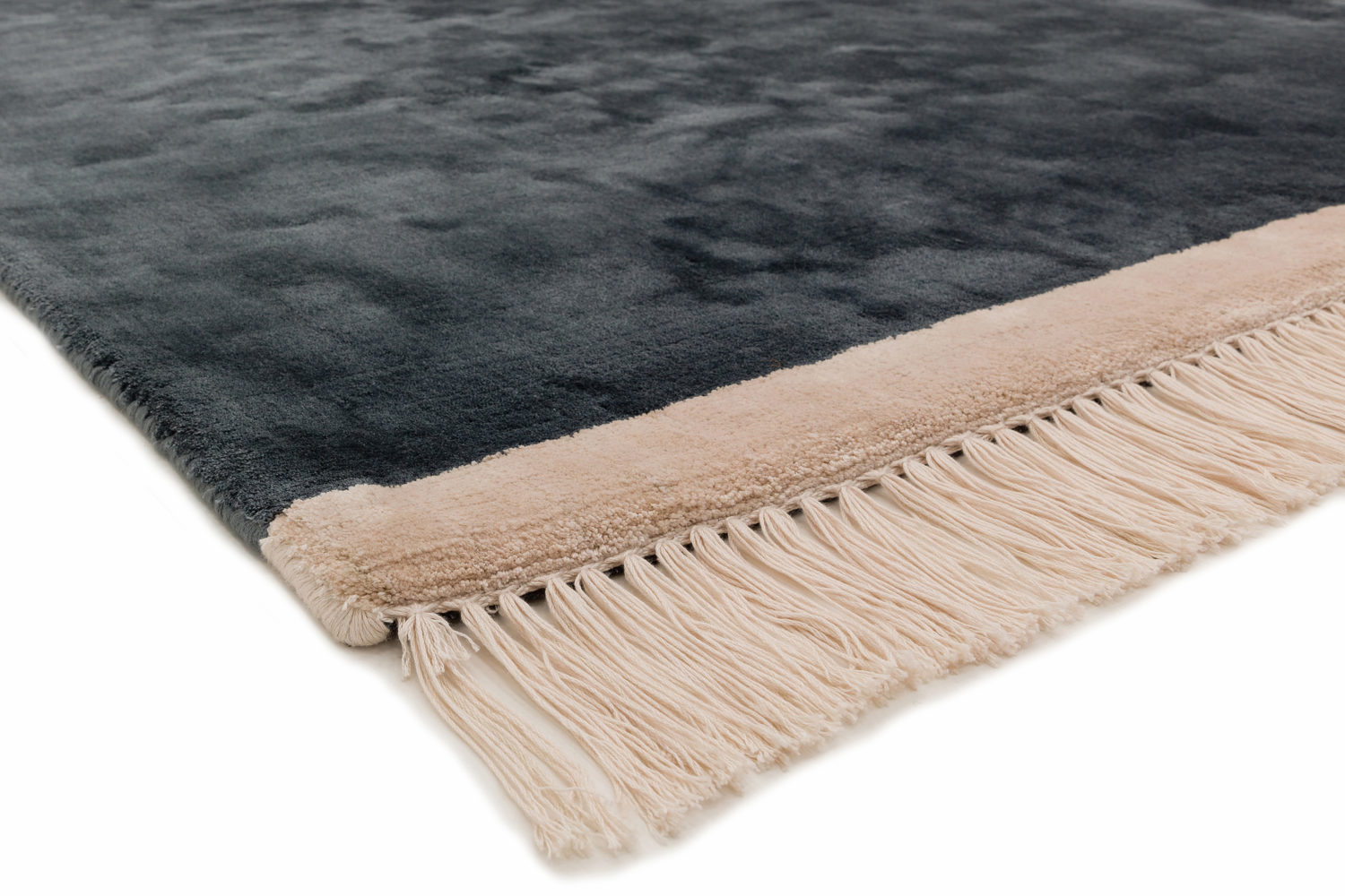 Decorative viscose rug with contrasting fringed borders